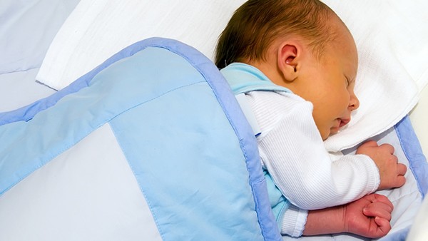 哄宝宝入睡的错误方法你占了几个？正确哄宝宝睡觉的方式是什么？