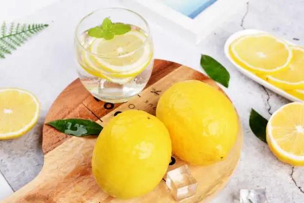 柠檬水洗脸的功效有哪些？柠檬水洗脸能去痘痘吗？