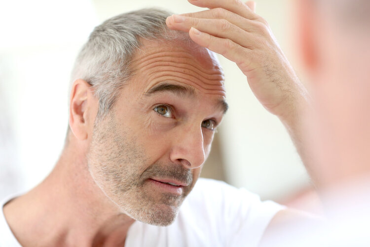 为什么白头发越长越多？你以为是老了，提醒：或是缺乏3种维生素