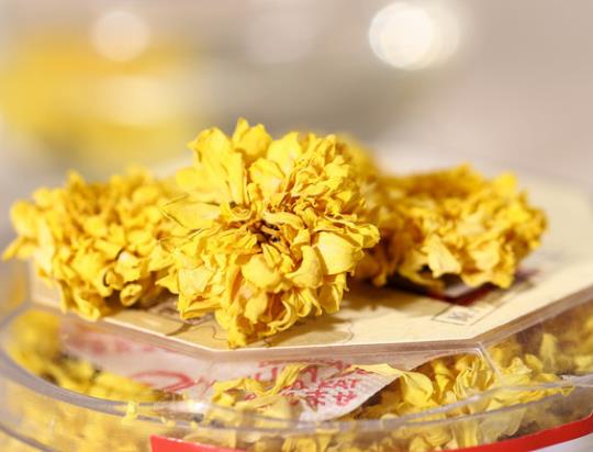 喝菊花茶能祛痘痘吗 性微寒 清肝明目 清热解毒