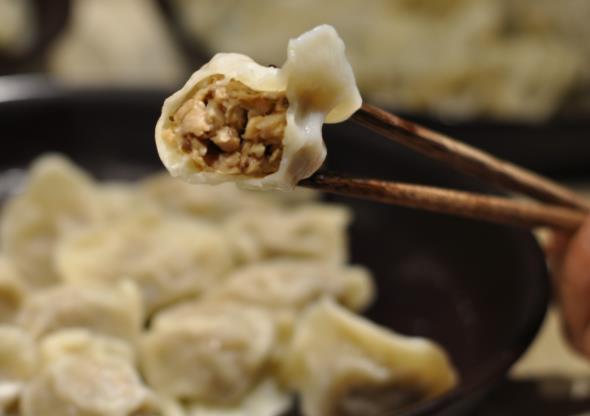 饺子浮起来是不是就熟了 水蒸汽导致 需再煮1-2分钟左右