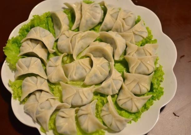 饺子冻成一坨怎么办 稍微解冻再掰开下盐水煮