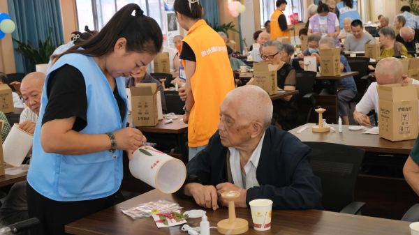 “健康相伴 公益同行”贵阳站第七期 新华达走进福贵康护理院