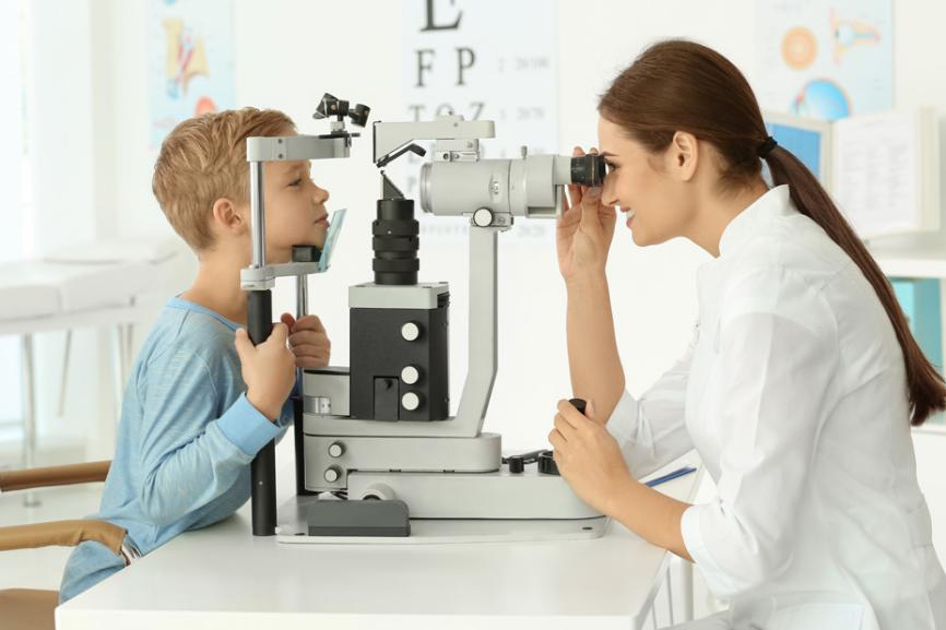 高考后近视手术成风，保护孩子视力，只靠手术恐怕不行！