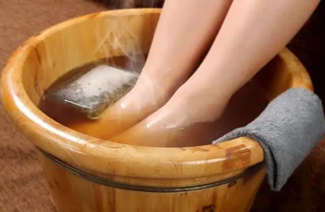 泡脚用什么把体内的寒气和湿气排出